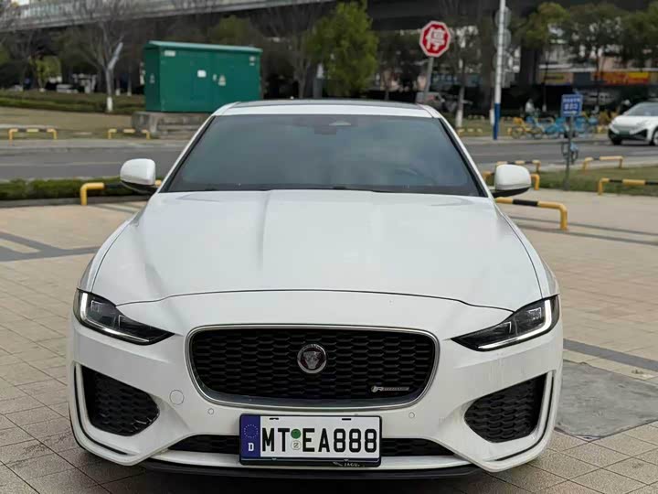 Фото 2 - Jaguar XE L