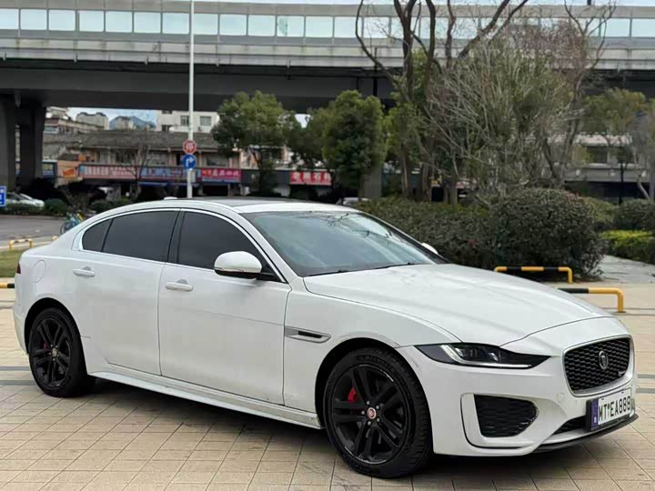 Фото 3 - Jaguar XE L