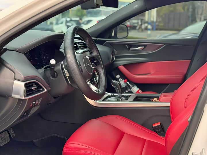 Фото 4 - Jaguar XE L