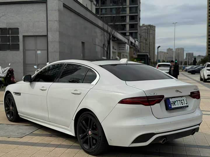 Фото 8 - Jaguar XE L