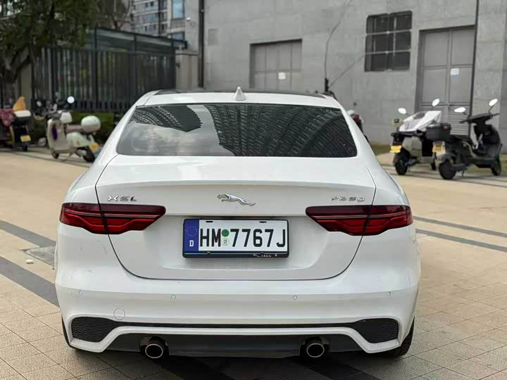 Фото 9 - Jaguar XE L