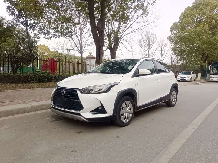 Фото 1 - Toyota Yaris L Hatchback