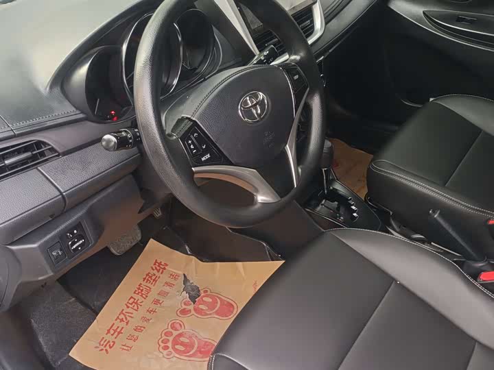 Фото 3 - Toyota Yaris L Hatchback