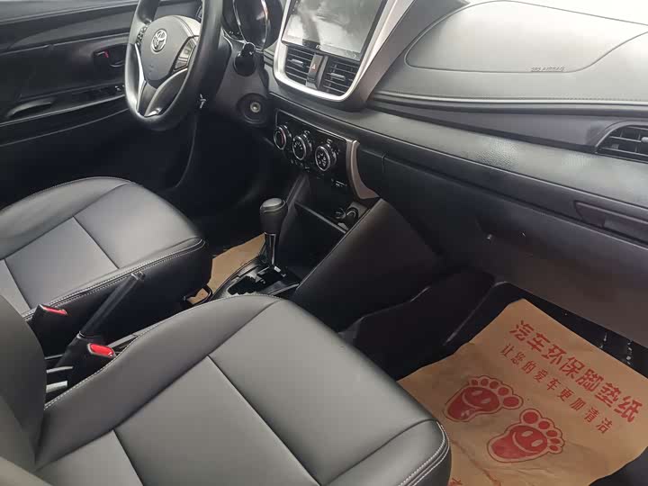 Фото 6 - Toyota Yaris L Hatchback