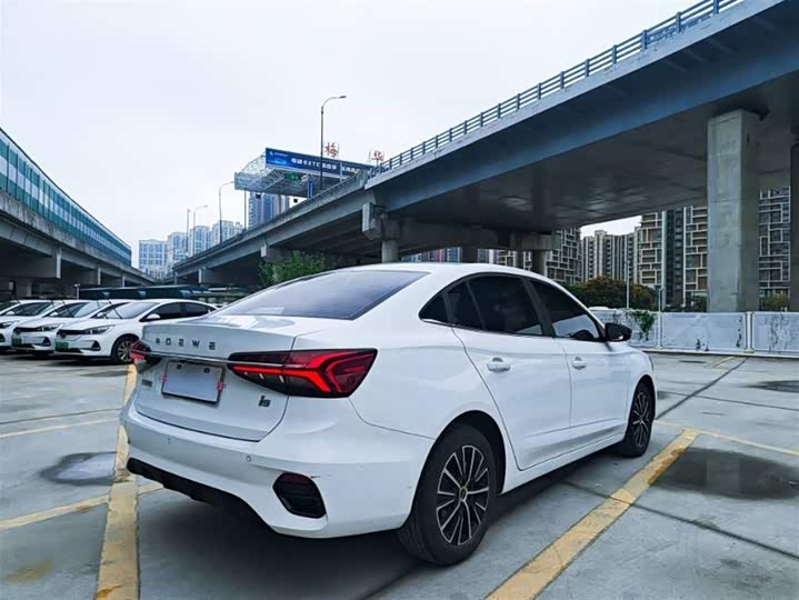 Фото 7 - Roewe i5