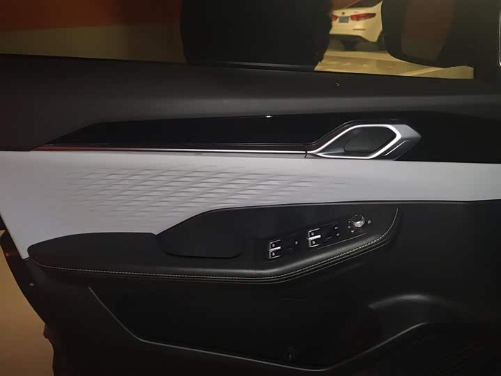 Фото 7 - Geely Coolray