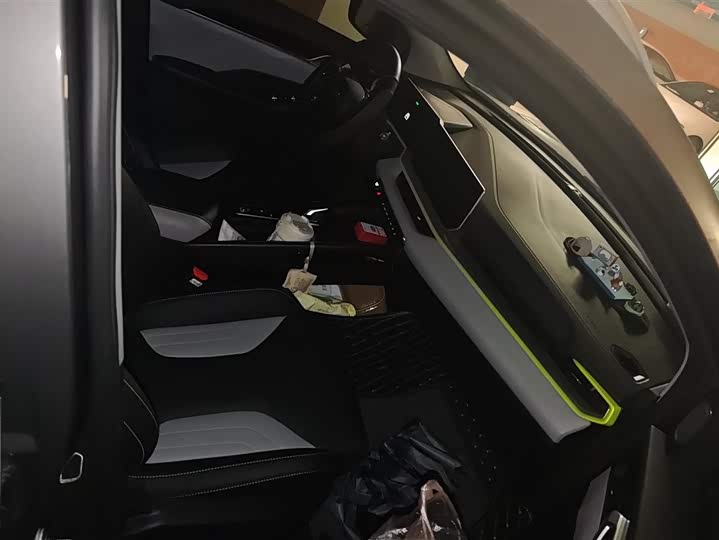 Фото 8 - Geely Coolray