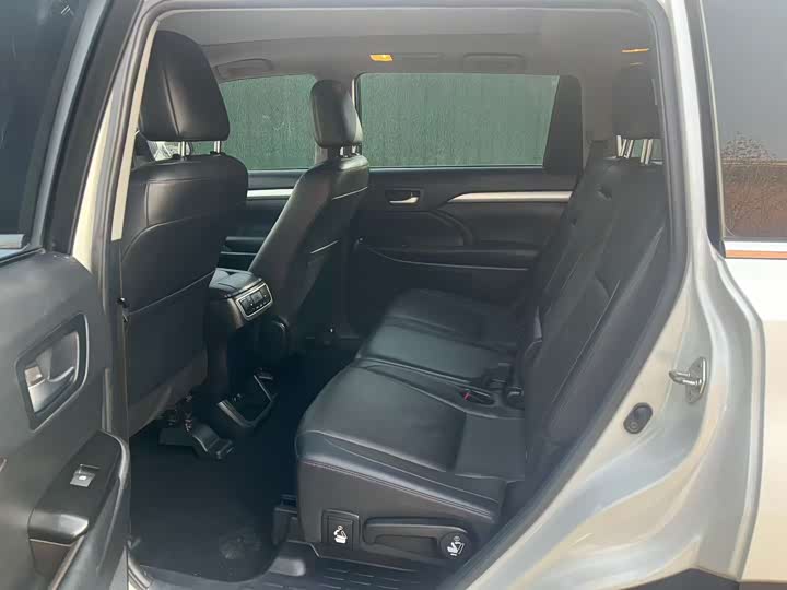 Фото 4 - Toyota Highlander