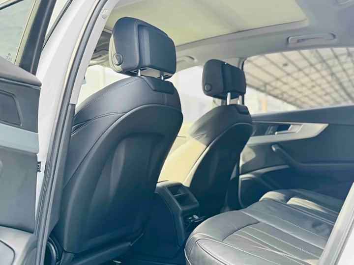 Фото 5 - Audi A4L