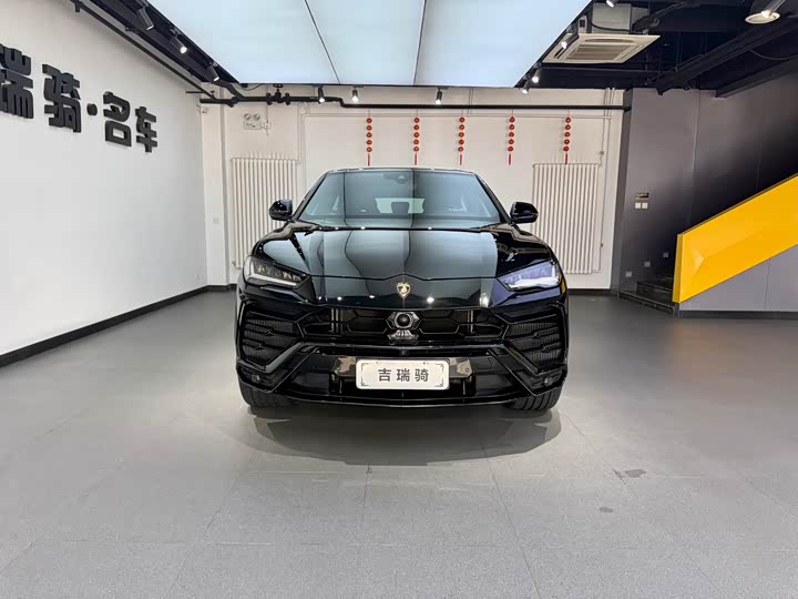 Фото 2 - Lamborghini Urus