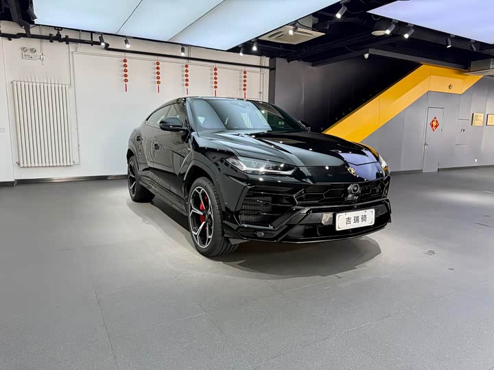 Фото 3 - Lamborghini Urus