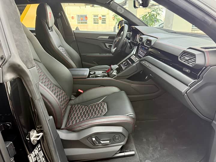 Фото 9 - Lamborghini Urus