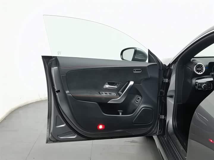 Photo 8 - Mercedes-Benz CLA-Class