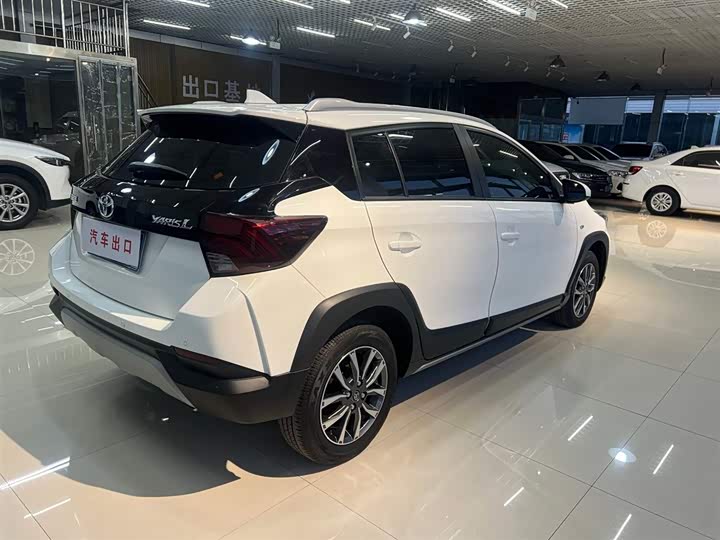 Photo 4 - Toyota Yaris L Hatchback