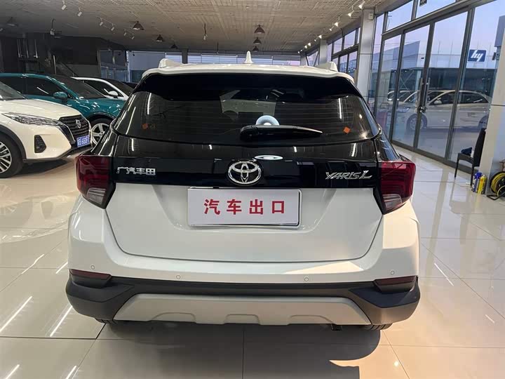 Photo 5 - Toyota Yaris L Hatchback