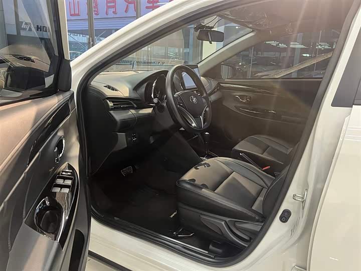 Photo 9 - Toyota Yaris L Hatchback