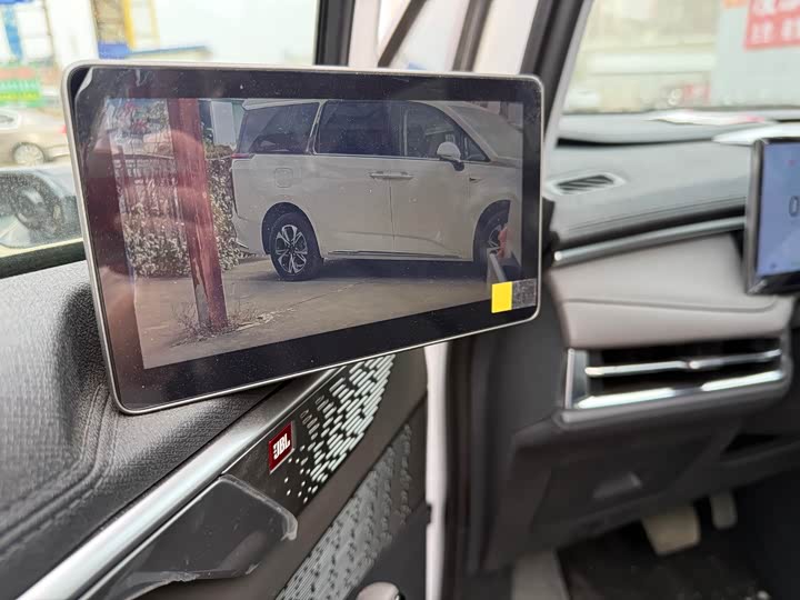 Фото 8 - Maxus Mifa 7