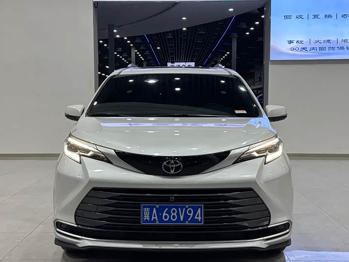 Photo 2 - Toyota Sienna