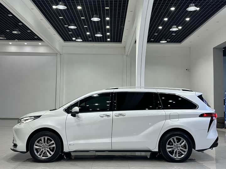 Photo 3 - Toyota Sienna