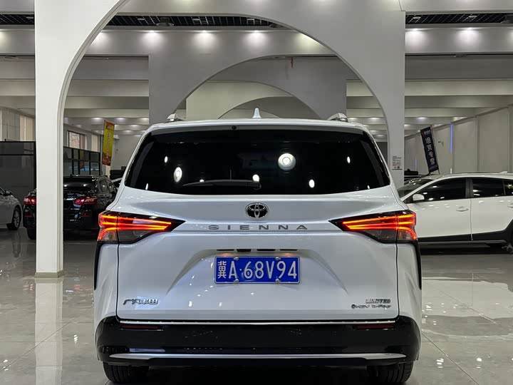 Photo 5 - Toyota Sienna