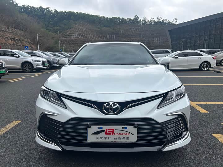 Фото 2 - Toyota Camry