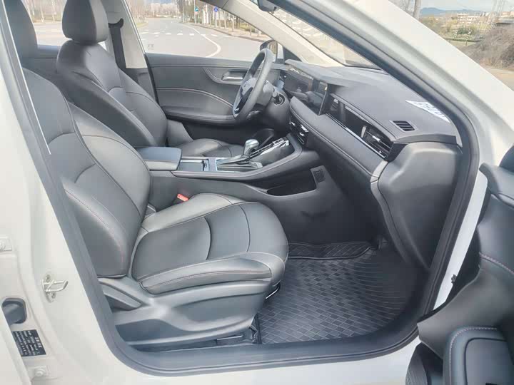 Фото 9 - Roewe i5