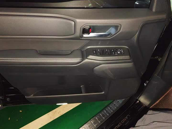 Photo 7 - Toyota Prado