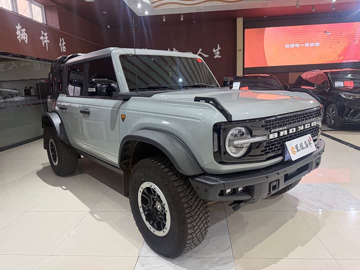 Photo 3 - Ford Bronco