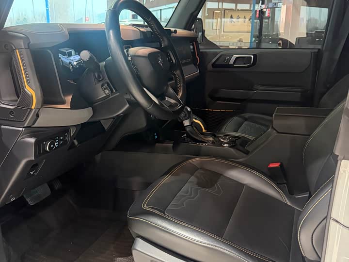 Photo 6 - Ford Bronco