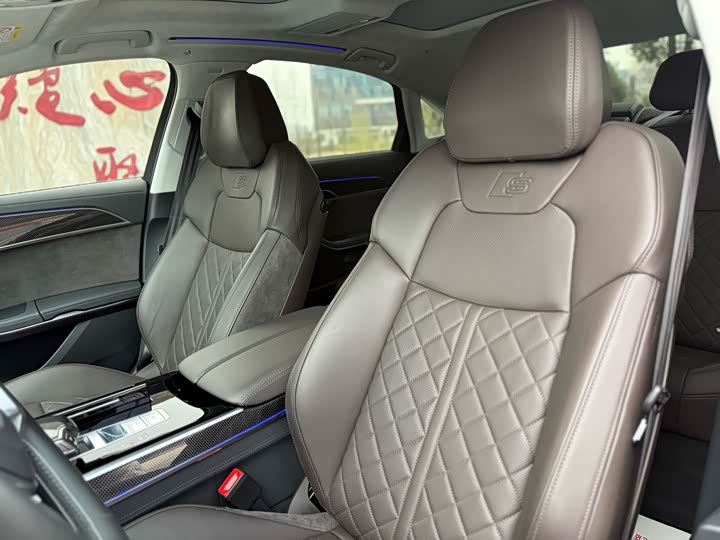 Фото 8 - Audi S8