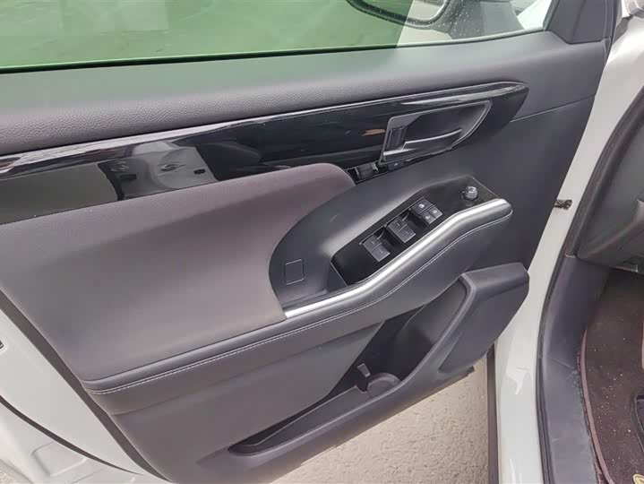 Photo 7 - Toyota Highlander