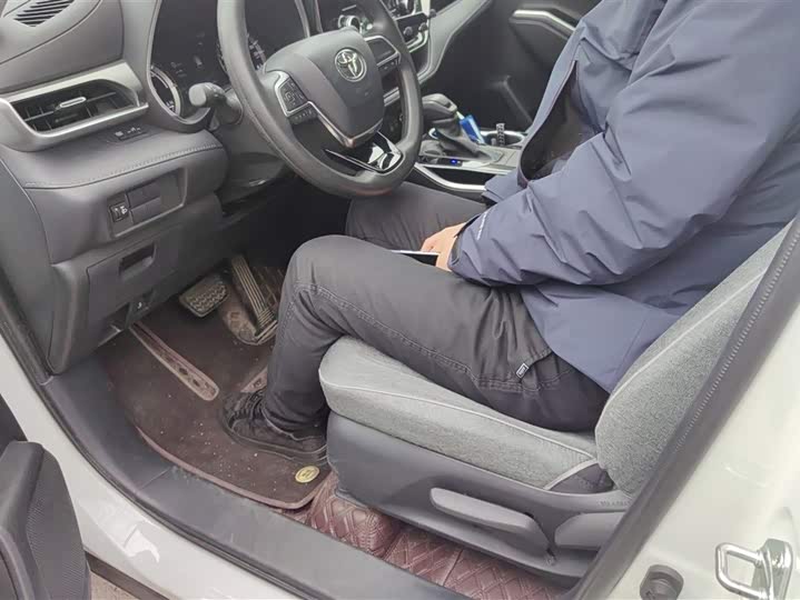 Photo 9 - Toyota Highlander