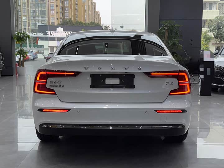 Фото 8 - Volvo S60