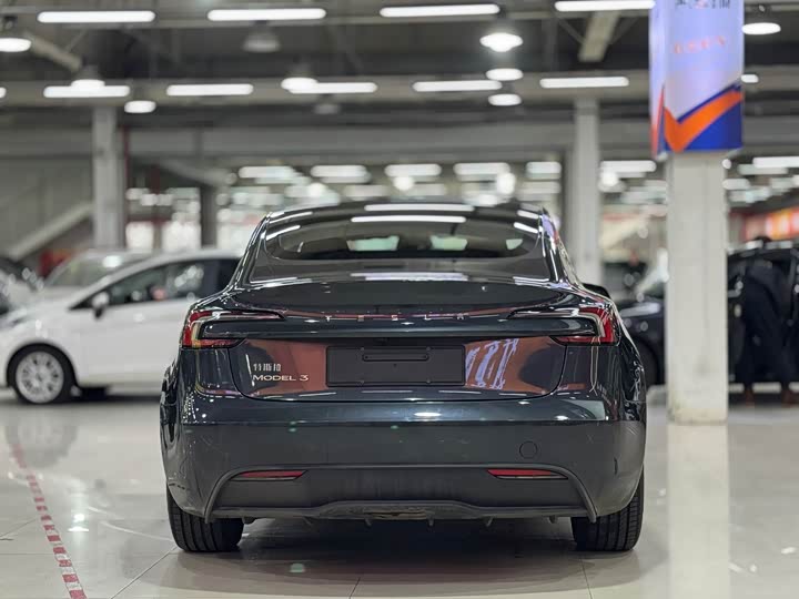 Фото 4 - Tesla Model 3