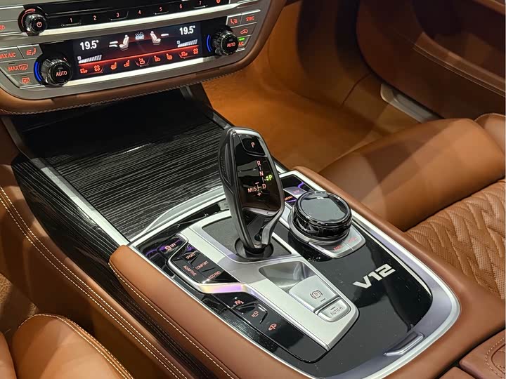 Фото 9 - BMW 7 Series