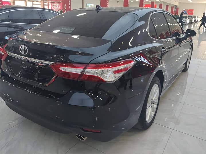 Фото 3 - Toyota Camry