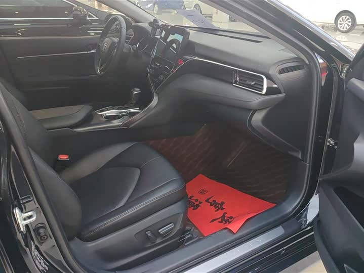 Фото 8 - Toyota Camry