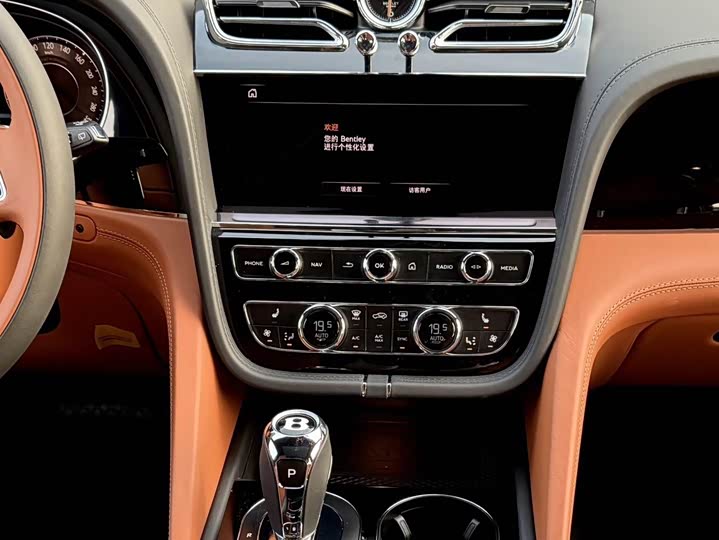 Фото 12 - Bentley Bentayga