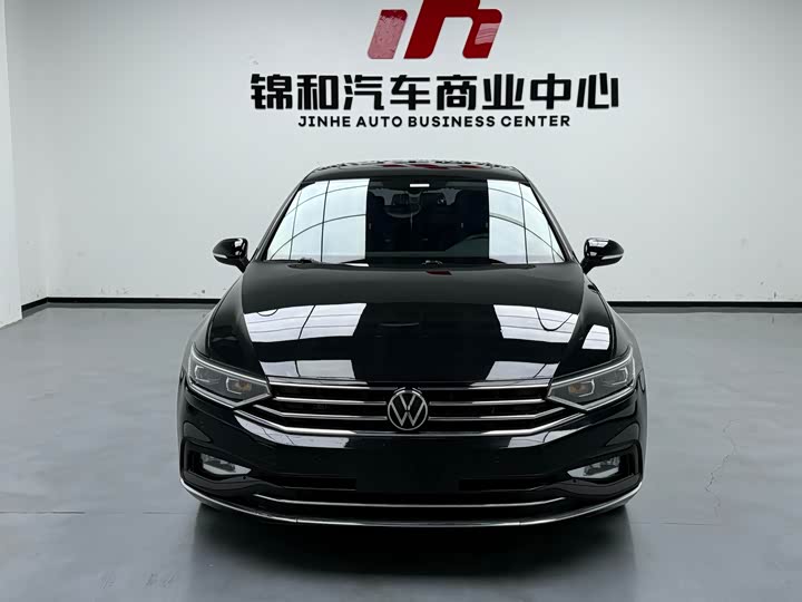 Photo 2 - Volkswagen Magotan