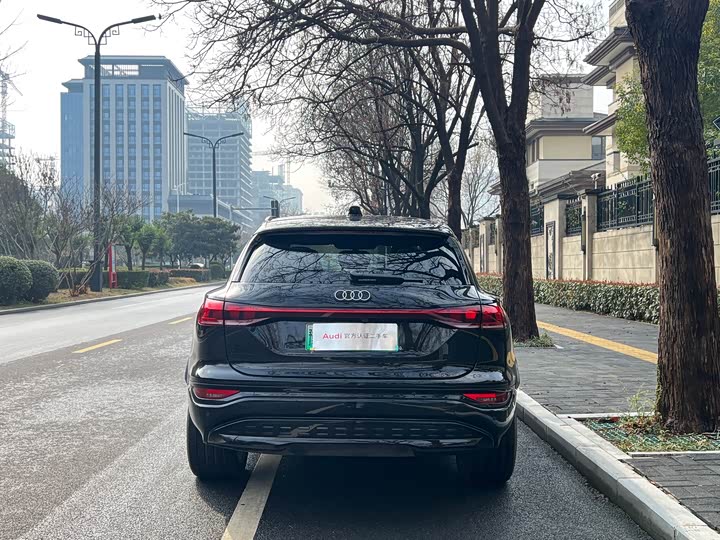 Photo 4 - Audi Q6L e-tron