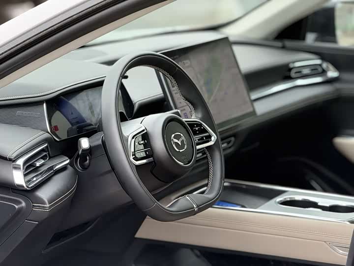 Photo 5 - Mazda EZ-6