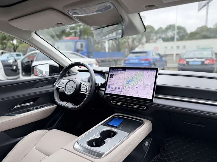 Photo 9 - Mazda EZ-6