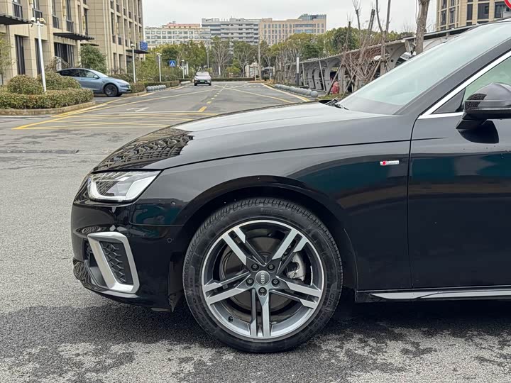 Фото 9 - Audi A4L