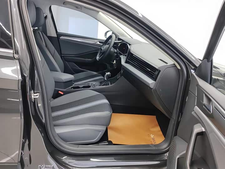 Photo 8 - Volkswagen Sagitar L