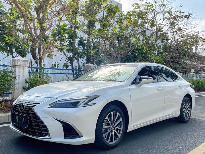 Фото 1 - Lexus ES