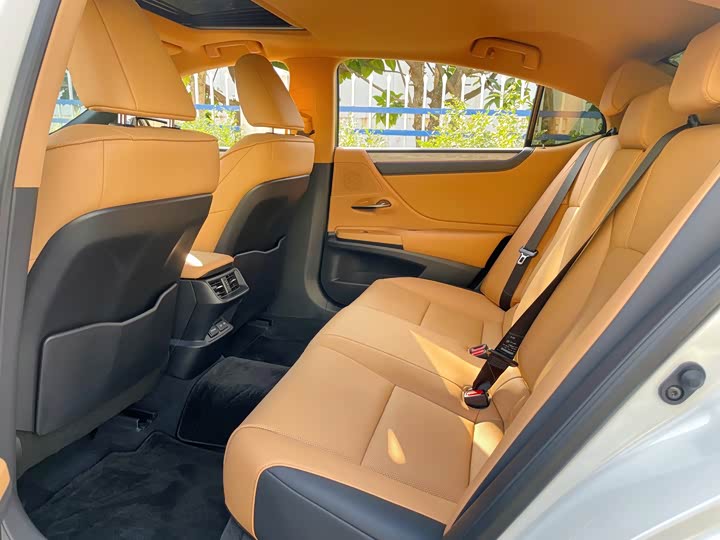 Фото 6 - Lexus ES