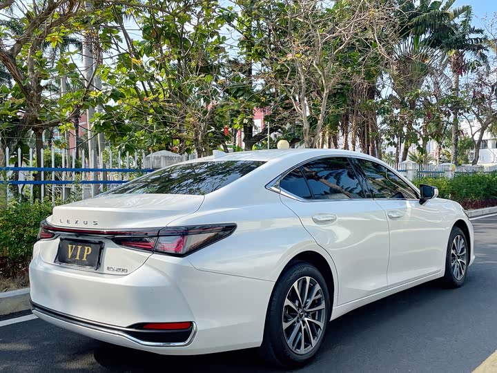 Фото 7 - Lexus ES