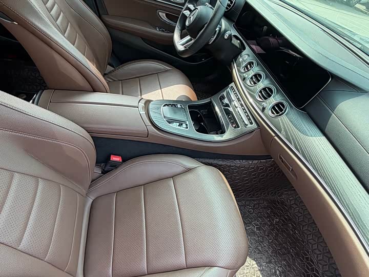 Фото 4 - Mercedes-Benz E-Class