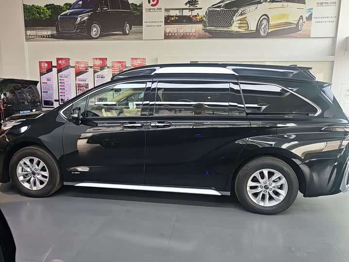 Фото 3 - Toyota Granvia