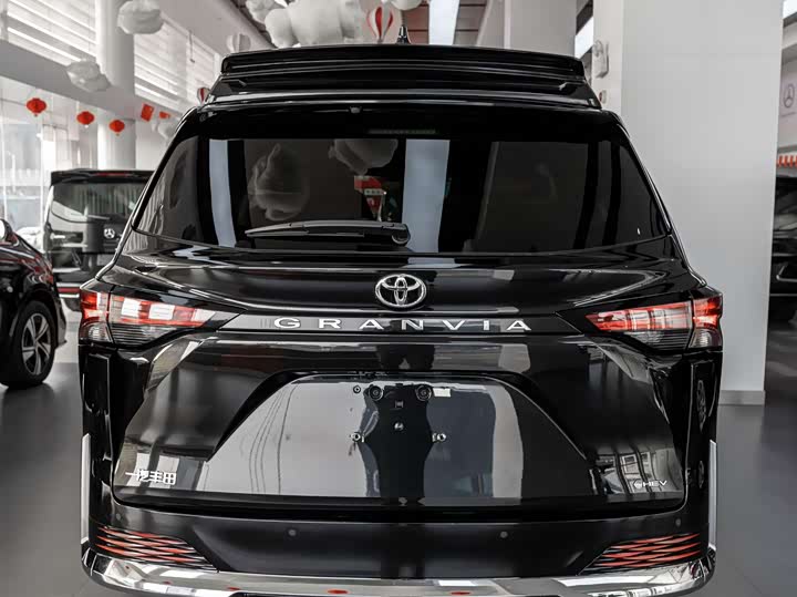 Фото 4 - Toyota Granvia